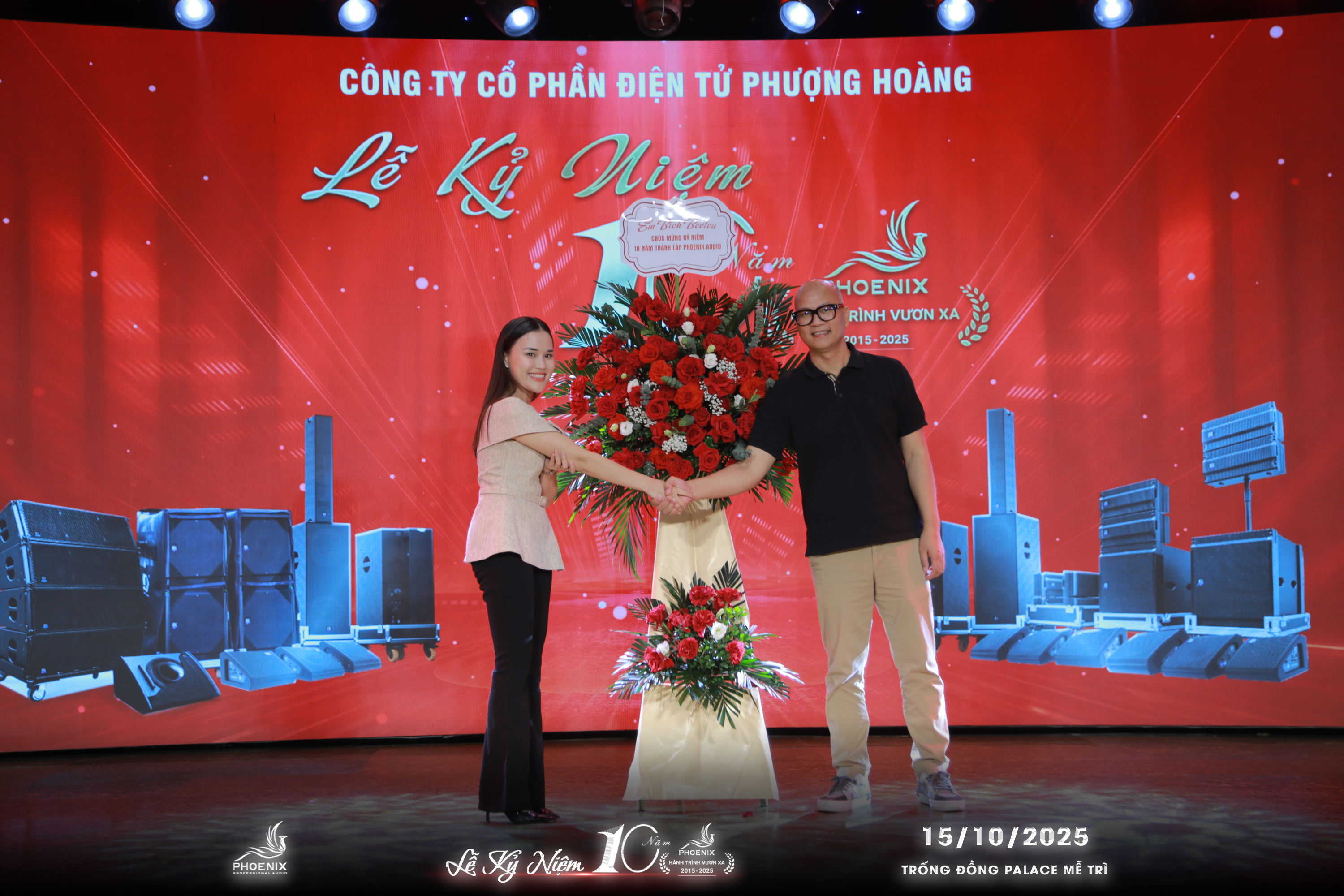 Ông Bùi Hồng Vinh - Chủ Tịch HDQT Lên Sân Khấu Nhận Hoa Từ Các Đối Tác